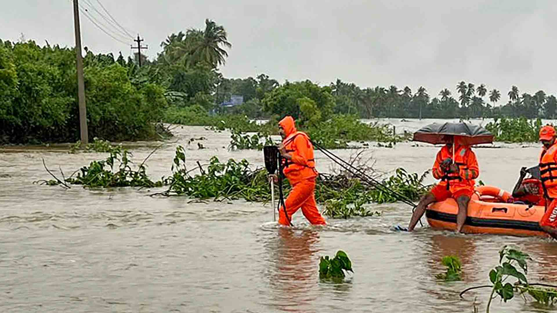 காவல்துறை , ராணுவம் , கடற்படையை சேர்ந்த 3400 பேர் மீட்பு பணியில் ஈடுபட்டு 49 ,707 நபர்கள் மீட்பு !