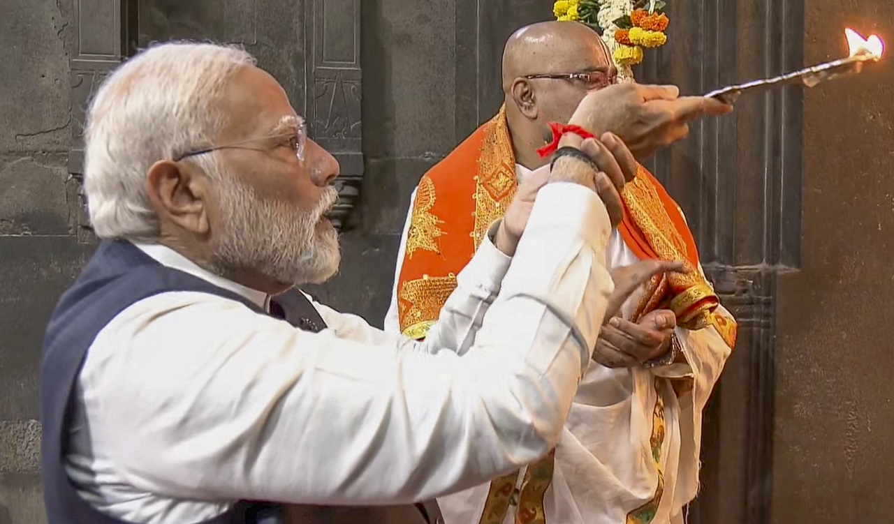 ஸ்ரீ ராமருக்காக அன்ன ஆகாரமின்றி தரையில் உறங்கும் பிரதமர் மோடி !