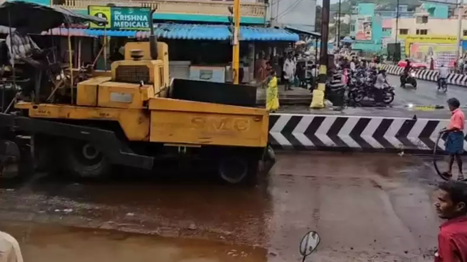 கொட்டி தீர்த்த மழையில் சாலை அமைக்கும் பணியா ? ஏலே நீ ஒரு ஆர்ட்டிஸ்ட்னு நிரூபிச்சட்டல !