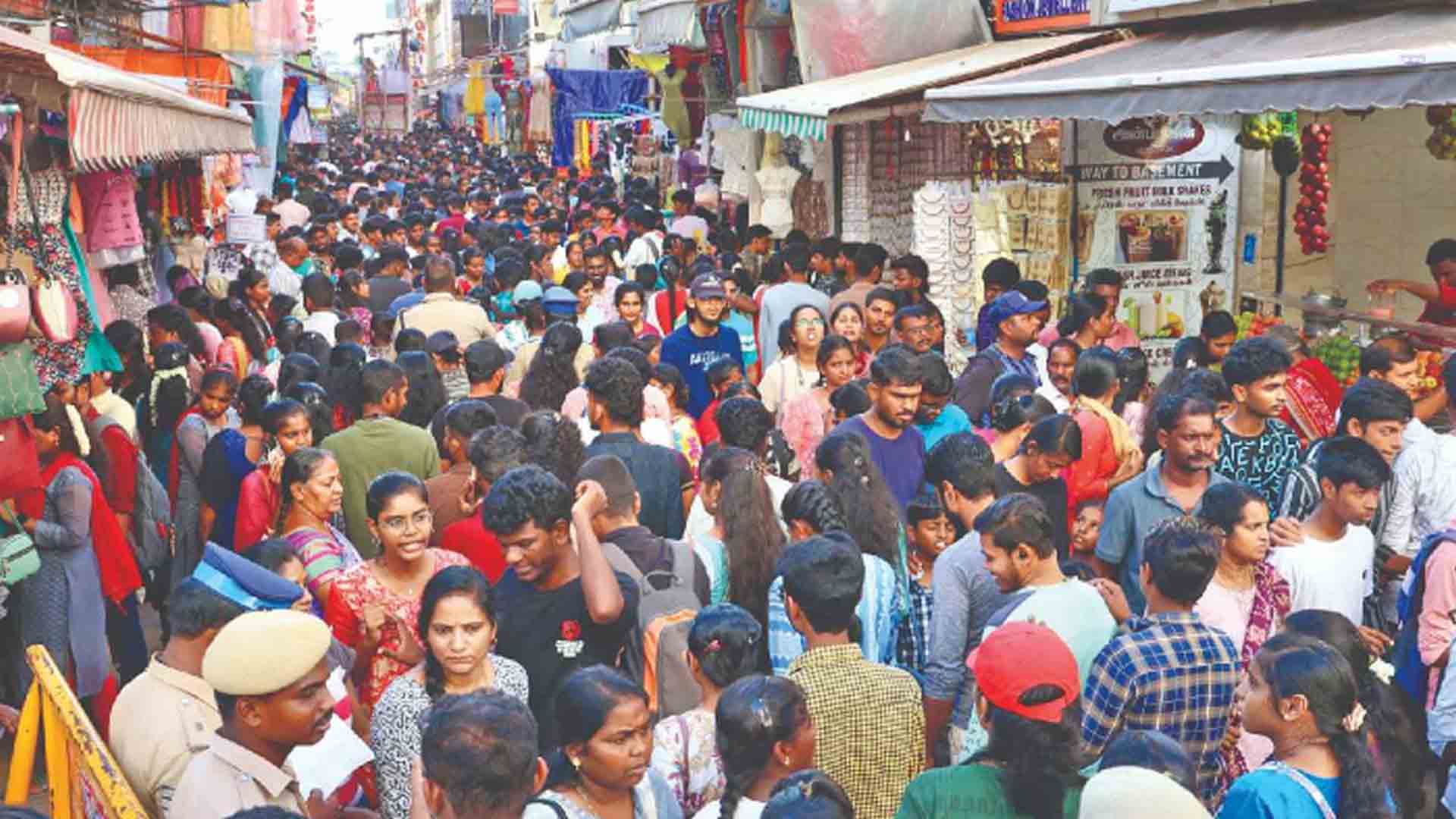 தமிழகத்தில் களைக்கட்டும் தீபாவளி-பொருட்களை வாங்க குவியும் மக்கள்.